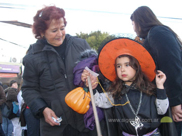 La abuela acompaando a su nieta: una imgen repetida en la fiesta (archivo 09)