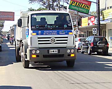 Camiones en un desfile: los municipales reclamaron por sus haberes