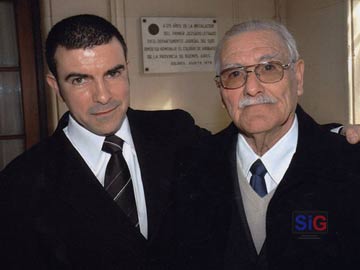 Atilio junto a su padre, en una foto del recuerdo.  (foto de archivo)