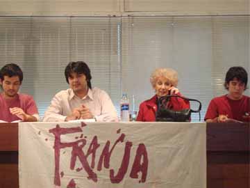 Luis Chaparro junto a Estela de Carlotto y dirigentes juveniles platenses