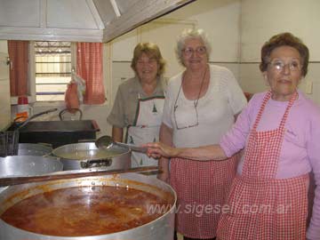 Cocineras: las damas se esmeran cada fin de mes para ofrecer los oquis