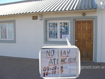 El Centro de Salud Centro, con un cartel que avisa que no hay atencin