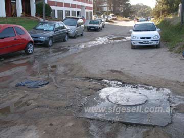 el desborde cloacal en plena calle