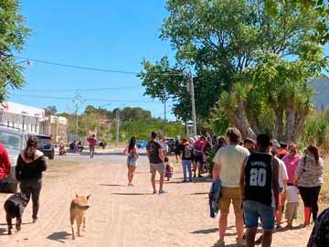 Bajo el sol... asi esperaban los vecinos que buscaban realizarse el hisopado