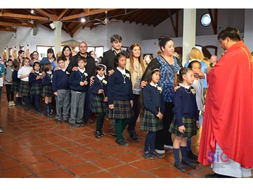 El momento de la uncin, con una parroquia colmada de familiares