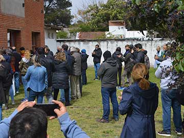 Afuera del recinto, vecinos sin poder escuchar que pasaba adentro