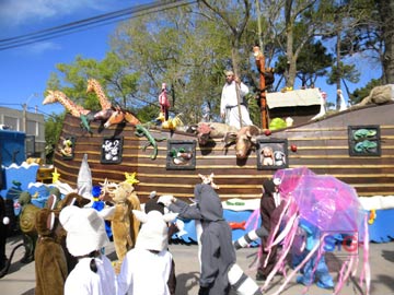 El Arca del Instituto Botger, junto a la Carroza del Jardin 1, con el primer puesto