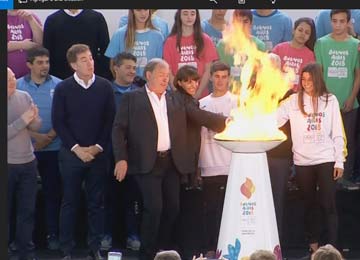 La llama que llega!!. Gustavo detrs del presidente del Comit Olimplico