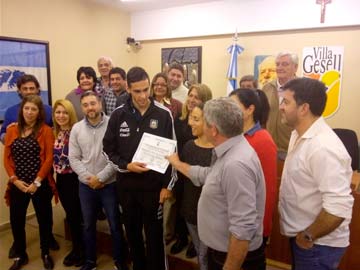 Duncan recibe de Baldo el diploma, junto al cuerpo en pleno