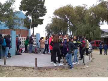 Frente de la Escuela donde sucedi la denunciada agresion (foto de archivo)