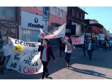 Enfermeras en la calle por sus derechos (foto gentileza porla3derecho.com)