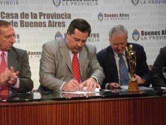 El intendente Rodriguez Erneta firma el acuerdo 