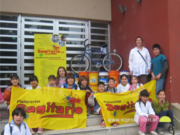 Docentes y alumnos con el premio. Una sonrisa que es una pinturita