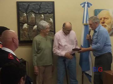 Los doctores Esposito reciben del presidente del Cuerpo Abel Goicoechea la distincin