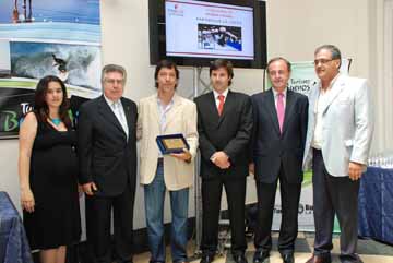 Funcionarios Provinciales entregan el premio al Partido de la Costa    