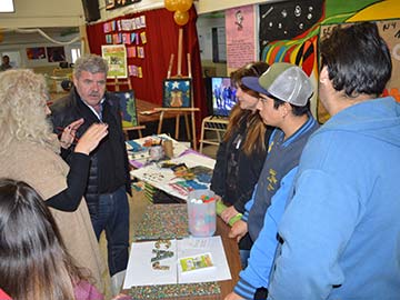 El Presidente del Concejo Baldo en dialogo con los participantes de la feria