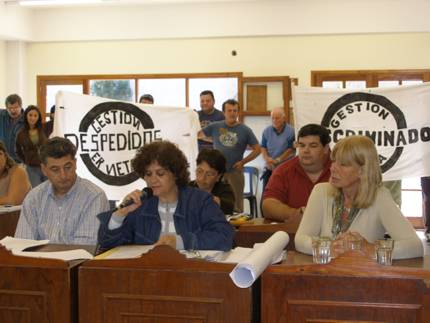 La presidenta del frente para la Victoria Mabel Llompardt. Atrs, los despedidos