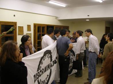 Manifestantes dialogan con el presidente del concejo Aldo Canonne