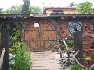 Ingreso a El Viejo Hobbit, un lugar de ensueos