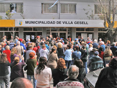 Unos 400 manifestantes coparon la calle frente a la Comuna    