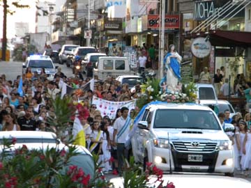 La imgen de la Virgen se confunde en el centro de la ciudad