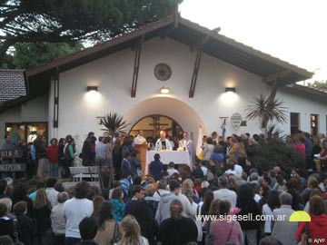 Una vista del oficio religiosa encabezado por Puiggari (foto gentileza Alejandro Viale)