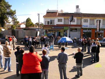 El inicio de la protesta. Mas tarde se sumaron vecinos ante un nuevo robo, a tres cuadras