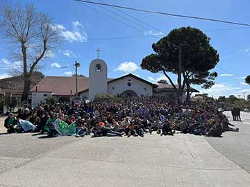 Invasores en Gesell!!.. la foto de los jovenes frente a la Parroquia (foto Gladys Sotelo)