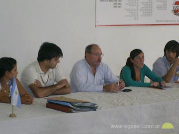 Laura fernandez, Luis Chaparro, Juan Gobbi y Natalia Vezzi en la mesa