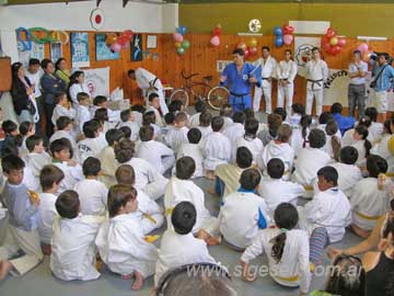 El Profesor Diez, el director Churrupit, colaboradores y los chicos    