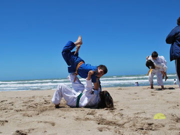 los jovenes judokas se divierten en la playa (foto G. Diez)