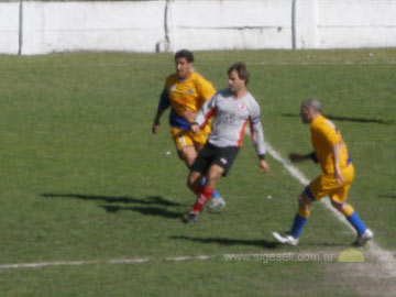 la jerarquia de Ivn Dragojevich para ganar en el salto y marcar el primer gol    