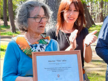 Mabel Leguizamon recibi del Comit local un pergamino alusivo