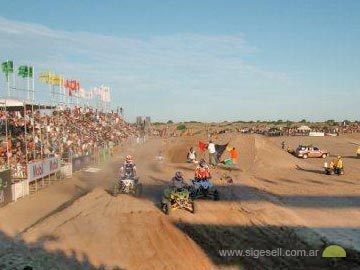 Una multitud acompa al Enduro (foto de lectores de Si Gesell)