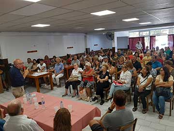 La presentacin se hizo en un saln del Centro de Jubilados colmado