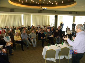 Lombadi ante un nutrido auditorio, una charla debate sobre un tema del que nadie habla