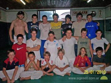 Los chicos junto al profesor Gustavo Diez, motor de estas actividades en Gesell