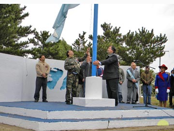 El Intendente y ex combatientes izan la Bandera