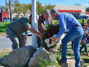 Barrera, Baldo y Lezcano depositan una ofrenda floral en el Mastil de la Plazoleta