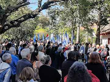 La calle de acceso al Museo, en el Pinar del Norte,  colmada por los asistentes al acto