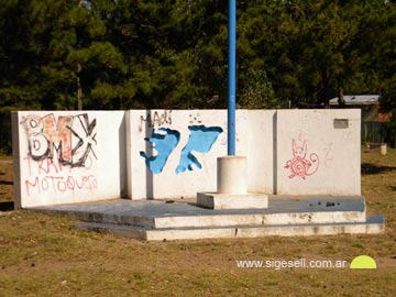 Pintadas en el monumento a malvinas, imgend e esta maana