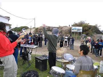 Rock frente a los mdanos, de fondo la seguridad de Mandalay