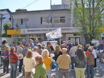 vecinos frente a la Municipalidad    