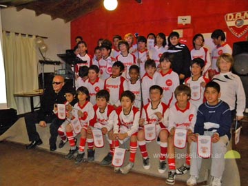 Villamn posa junto al grupo de chicos que visten la camiseta del club