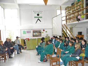 una vista de las deliberaciones en la Biblioteca Popular