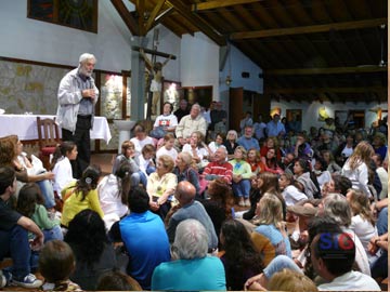 la iglesia colmada, escuchando al padre Mamerto Menapace