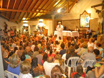 una multitud desbord la Parroquia para escuchar a Menapace