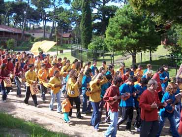 mendocinos con su musica por las calles de Villa Gesell        