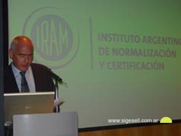 Ministro de Turismo Enrique Meyer (foto presentacin norma IRAM 42100)