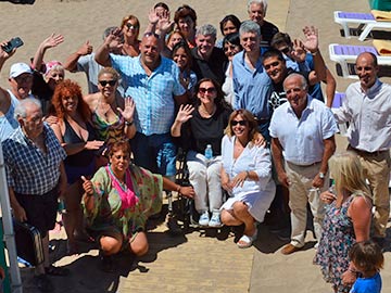 En la playa: la vicepresidente recorrio las pasarelas del balneario